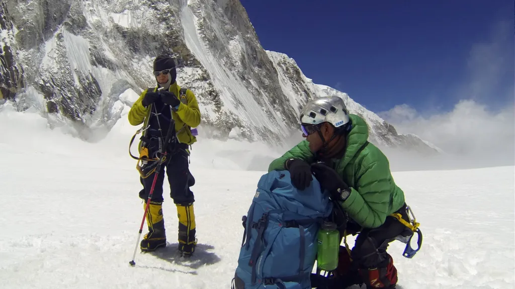 Nepálští šerpové při cestě na Mount Everest