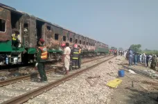 Požár vlaku v Pákistánu má přes 70 obětí. Lidé vyskakovali za jízdy