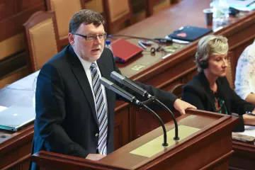 „Děláte z toho trhací kalendář,“ znělo sněmovnou kvůli zlevnění benzinu