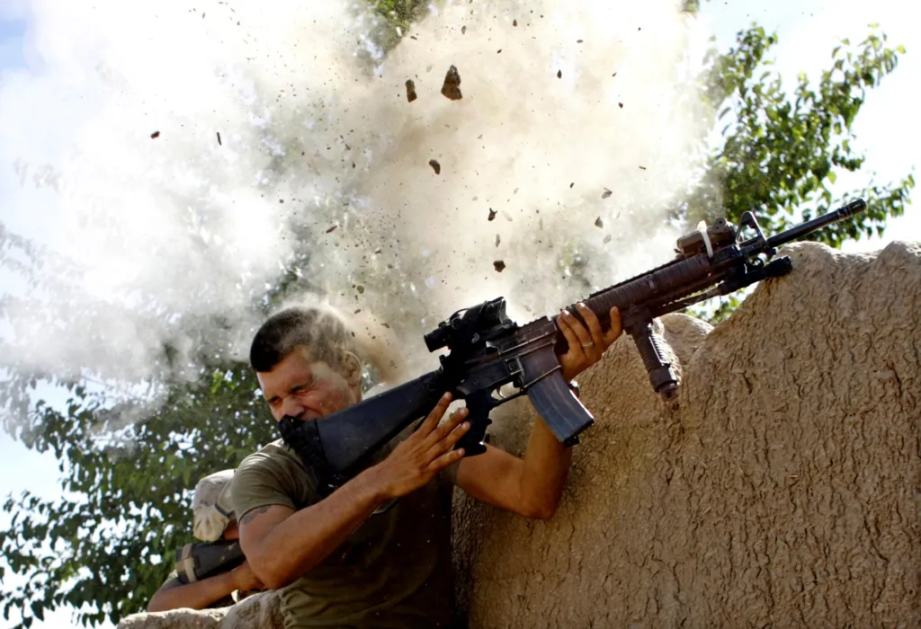 Seržant William Olas Bee, americký mariňák, je pod palbou vojáků Talibanu, 18. května 2008