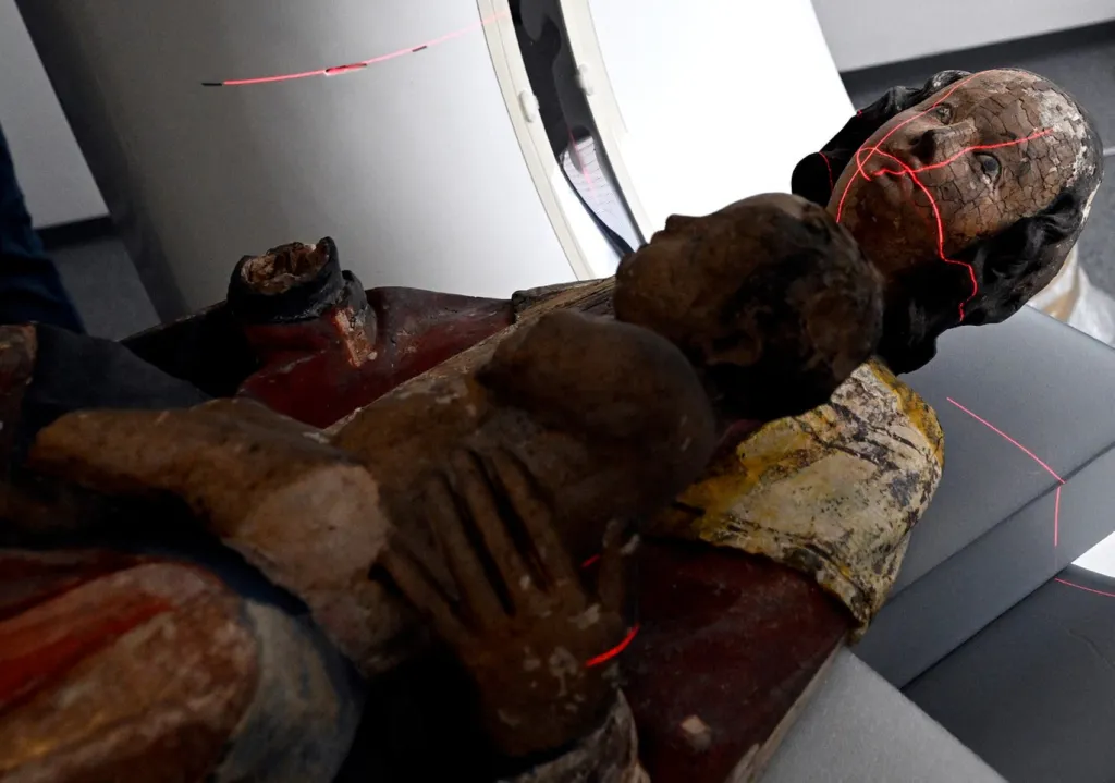 Tomografie dřevěné sochy Madony z Havraně