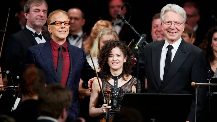 Danny Elfman (vpravo) s dirigentem Johnem Maucerim a houslistkou Sandy Cameron