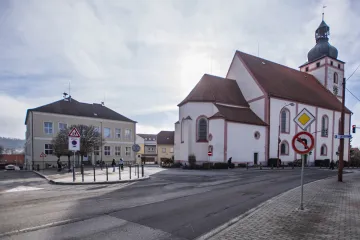 Soud nařídil ústavní výchovu žákovi, který mířil zbraní na učitelku v Rudolfově