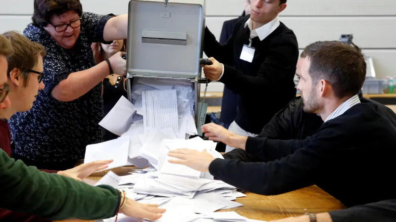 Sčítání hlasů po referendu v Bernu