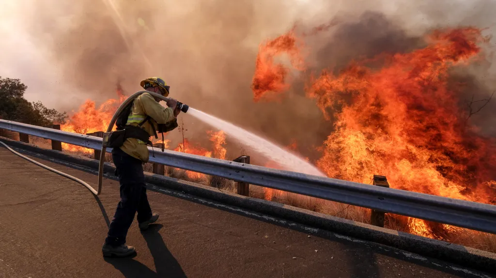 S plameny bojují v Kalifornii tisíce hasičů