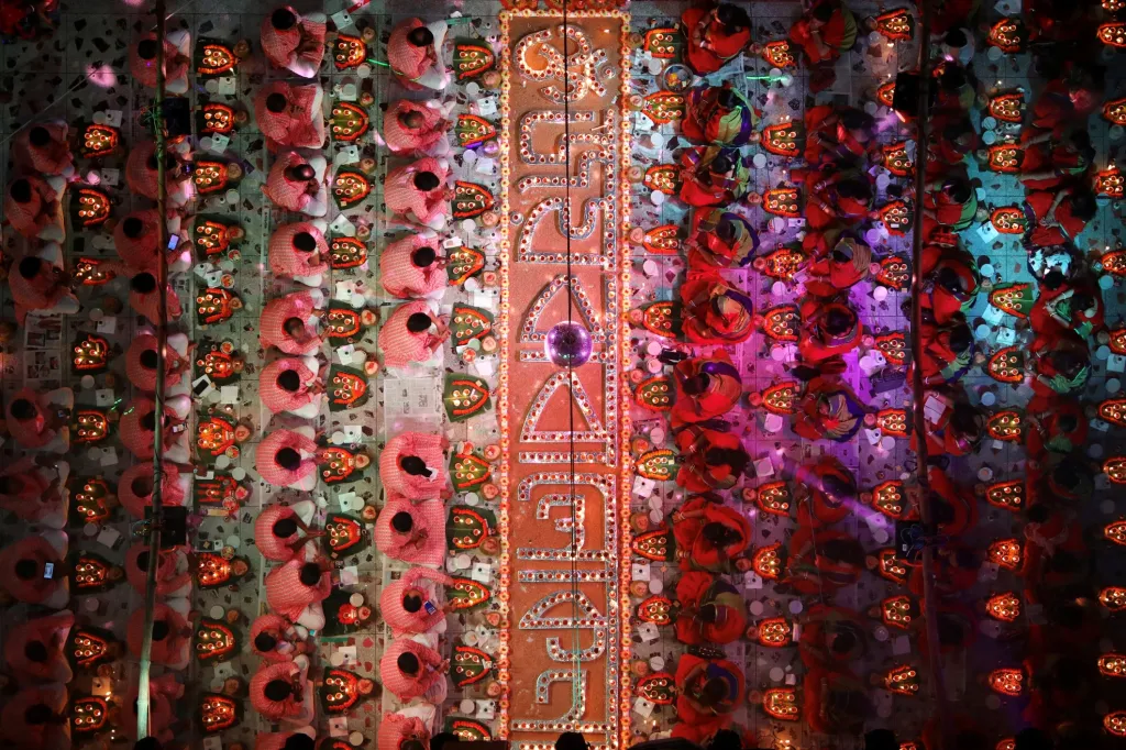 Hinduisté sedí na podlaze chrámu v Dháce