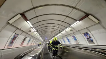 Hasiči při zásahu ve stanici metra Staroměstská
