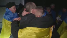 Emoce propuštěných ukrajinských vojáků po návratu domů
