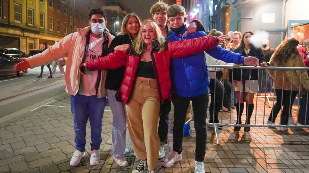Studenti před barem v Sheffieldu oslavují po půlnoci rozvolnění opatření