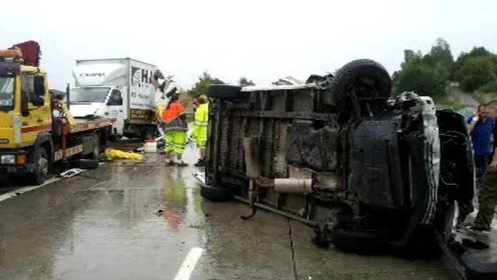 Vážná dopravní nehoda zablokovala dálnici D1 nedaleko Rousínova ve směru na Prahu.