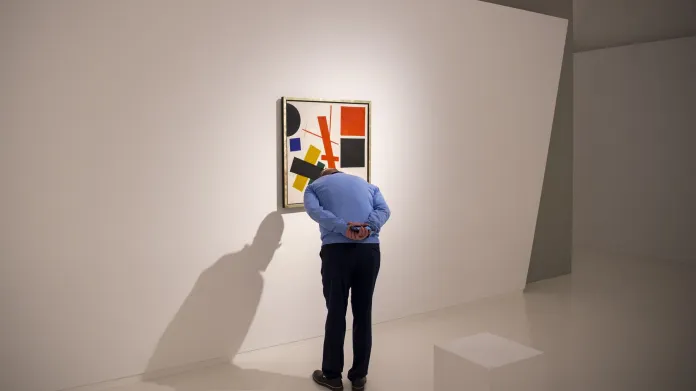 Obraz Suprematismus od Kazimira Maleviče na výstavě v Alšově jihočeské galerii (2021)
