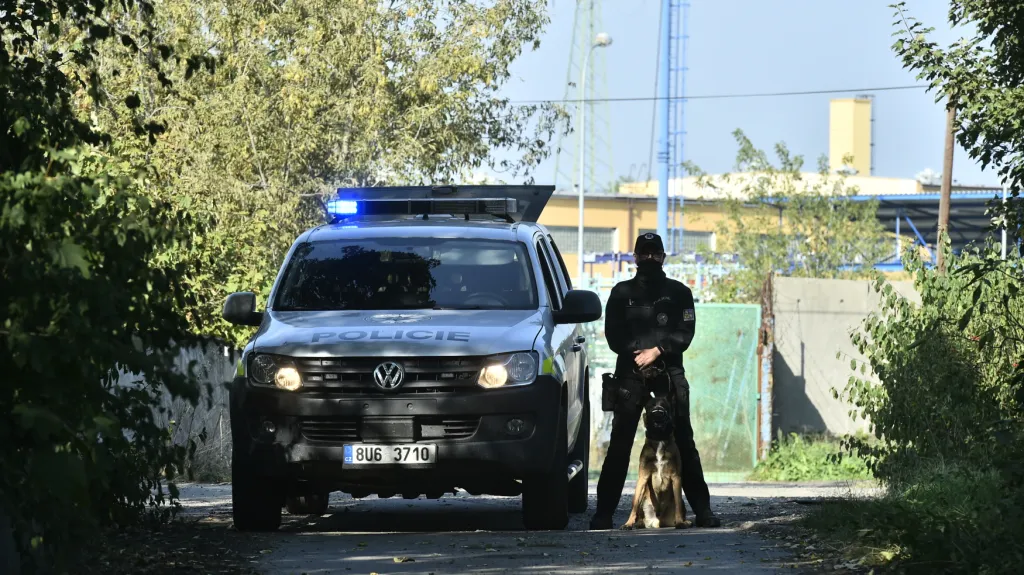 Policista hlídkuje poblíž policejního areálu, ve kterém vybuchla munice