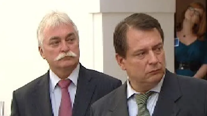 Předseda ČSSD Jiří Paroubek a jeho stranický kolega Milan Urban na tiskové konferenci ke šrotovnému