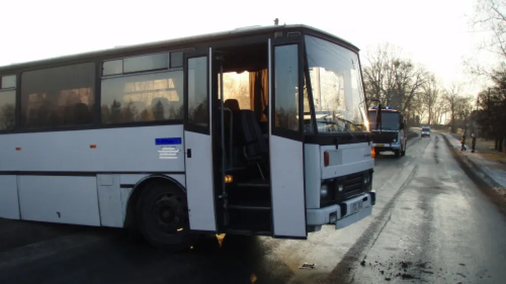 Hasiči zasahovali u nehody autobusu