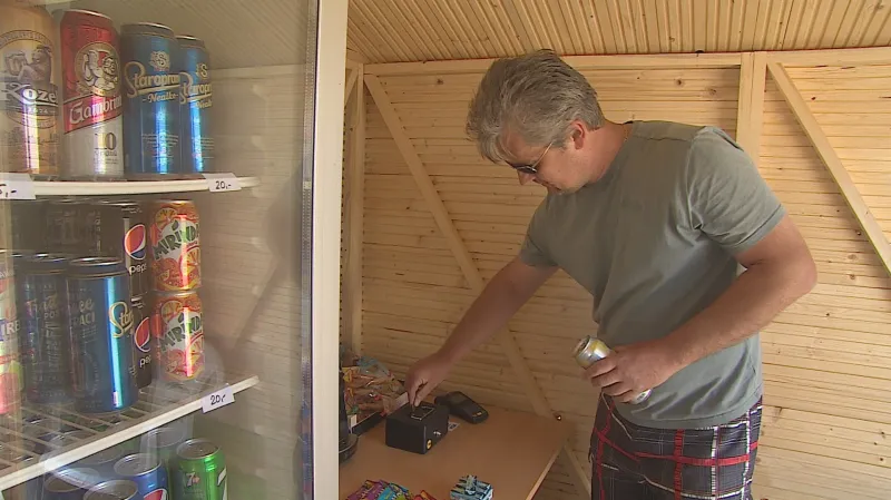 V bistru může zákazník platit penězi do kasičky nebo kartou