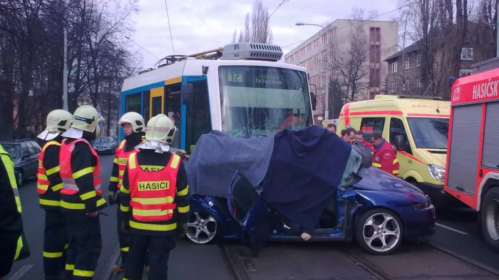 Hasiči u tragické dopravní nehody