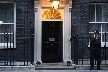 Politické problémy s pandemickými pravidly. Za porušování restrikcí se omlouvají špičky Británie či Finska