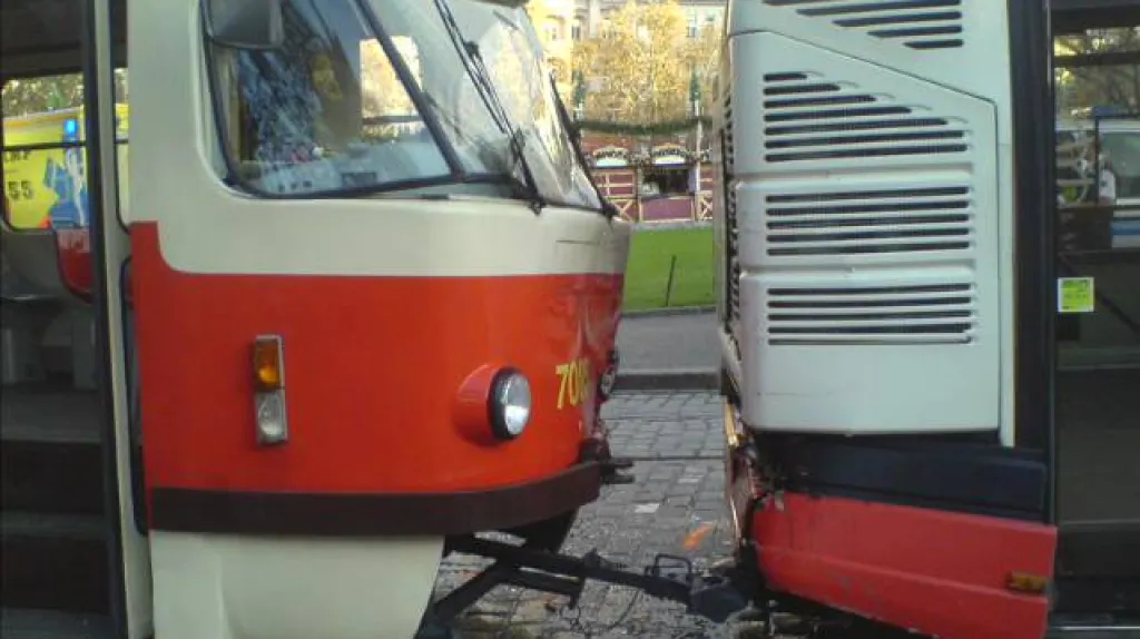 Nehoda tramvaje a autobusu