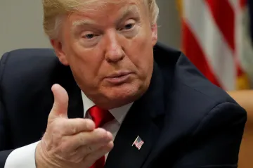 Trump pohrozil, že bez peněz na zeď uzavře hranice s Mexikem 