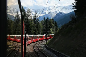 Slavný švýcarský Bernina Express: elegantní jízda od Rýna přes Alpy až do Itálie