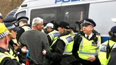 Londýnská policie zasahuje proti demonstrujícím