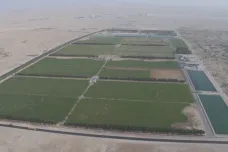 Katar se chystá na fotbalové mistrovství. Stavební dělníci umírají horkem, v poušti roste zelený trávník