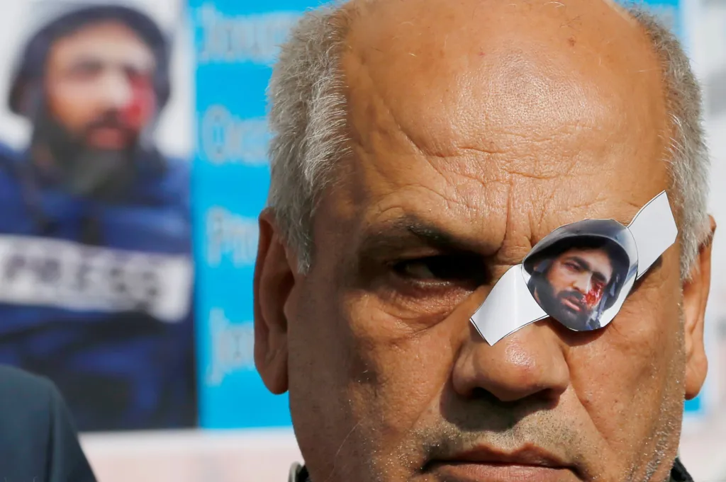 Novinář si ve městě Betlém přilepil jako projev solidarity obrázek svého kolegy zastřeleného ranou do oka