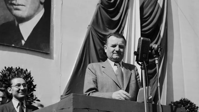 Předseda vlády Klement Gottwald při projevu ke shromáždění pražských učitelů, profesorů a žáků na Staroměstském náměstí 26. dubna 1948