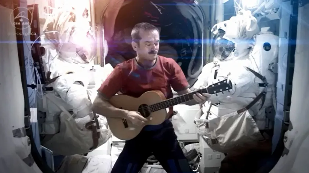 Chris Hadfield zpívá na ISS