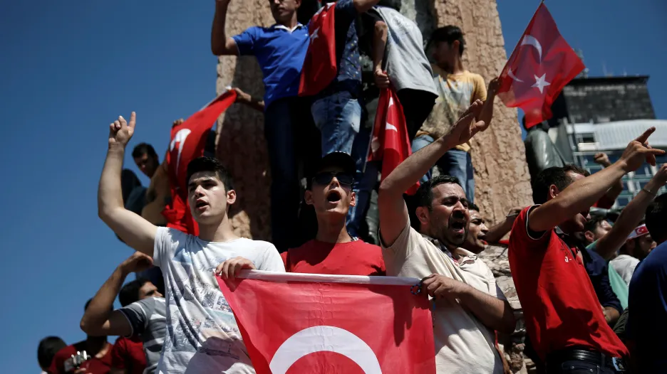 Podporovatelé tureckého prezidenta Erdogana vyrazili do ulic