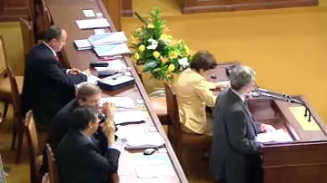 Fischerova vláda čelí interpelacím