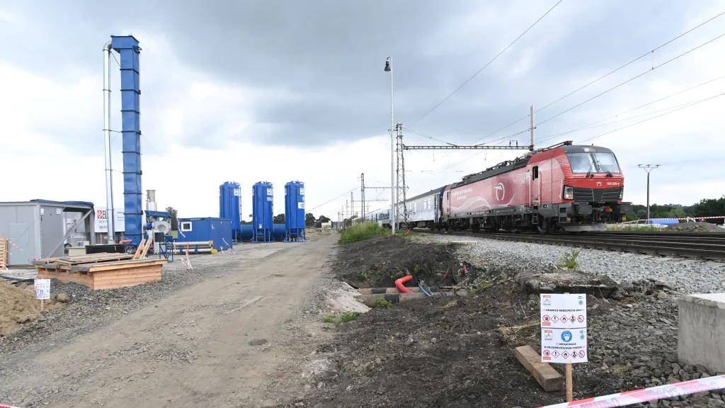 Okolí místa, kde koncem února havaroval nákladní vlak s tisíci tunami benzenu