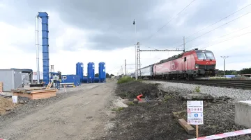 Okolí místa, kde koncem února havaroval nákladní vlak s tisíci tunami benzenu