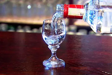 Toxický alkohol zabil zákazníka. Prodejci hrozí 8 let vězení