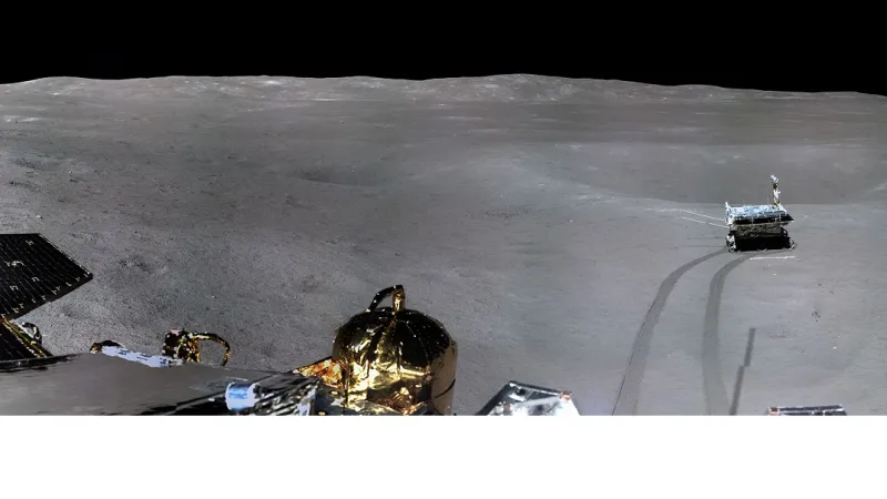 Panoramatický snímek z odvrácené strany Měsíce