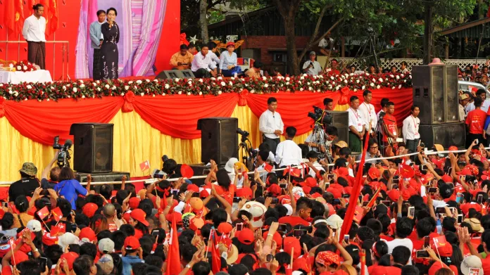 Su Ťij na předvolební akci se stoupenci NLD