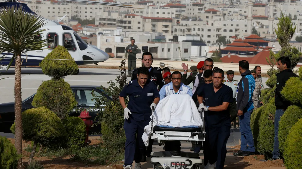 Převoz zraněných turistek do jordánské nemocnice