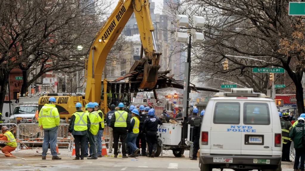 Trosky po explozi v East Village