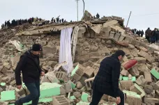 Na hranicích Íránu a Turecka udeřilo zemětřesení, hlášeno je zatím devět mrtvých