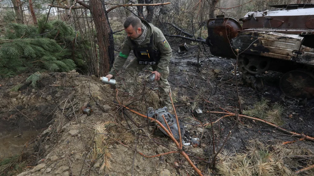 Sběr nevybuchlé kazetové munice na Ukrajině v dubnu 2022