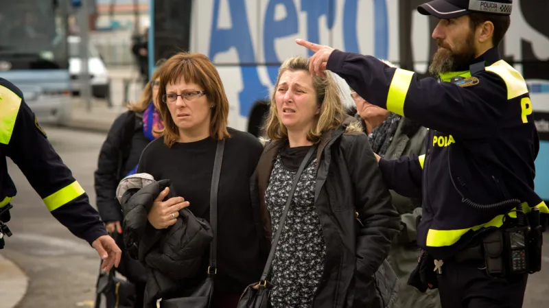 Příbuzní cestujících letu 4U 9525 na letišti v Barceloně