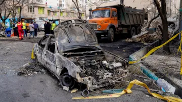 Zbytky automobilu po izraelském a americkém útoku na budovu v Teheránu v Íránu, 28. února 2026