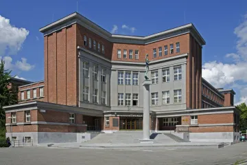 Den architektury zavede zájemce do řeky, Bílého domu i nemocniční kotelny