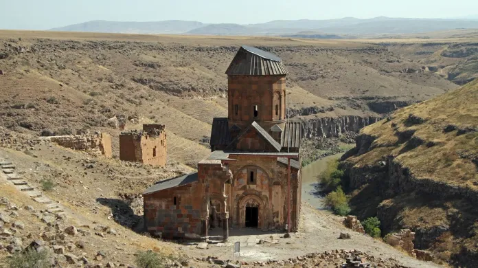 Archeologická lokalita středověkého města Ani na hranici Turecka s Arménií.