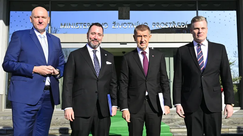Uvedení Igora Červeného (Motoristé) do úřadu ministerstva životního prostředí – zleva náměstek Pavel Vlček, Červený, premiér Andrej Babiš (ANO) a vládní zmocněnec pro klimatickou politiku a Green Deal Filip Turek (za Motoristy)