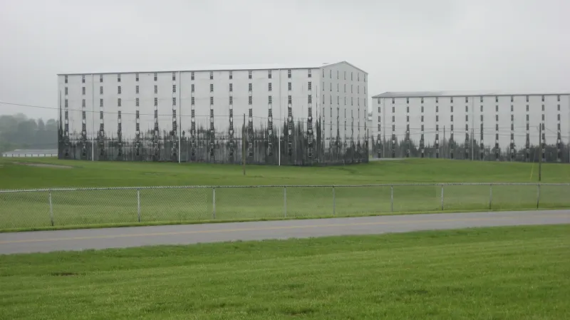 Budova pokrytá plísní Baudoinia compniacensis