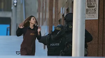 Prchající rukojmí a policie v Sydney