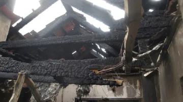 Střecha domu v Novosedlech po likvidaci požáru