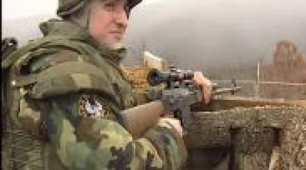 Srbský voják u kosovské hranice