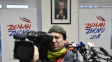 Čekání na tiskovou konferenci ve štábu Miloše Zemana